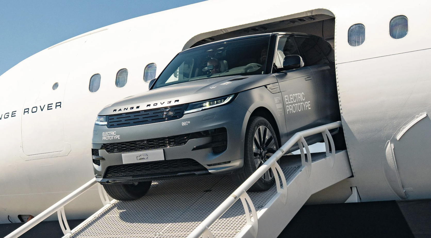 Range Rover Sport EV xuất hiện đầy ấn tượng, nhưng điều bất ngờ nằm ở động cơ V8