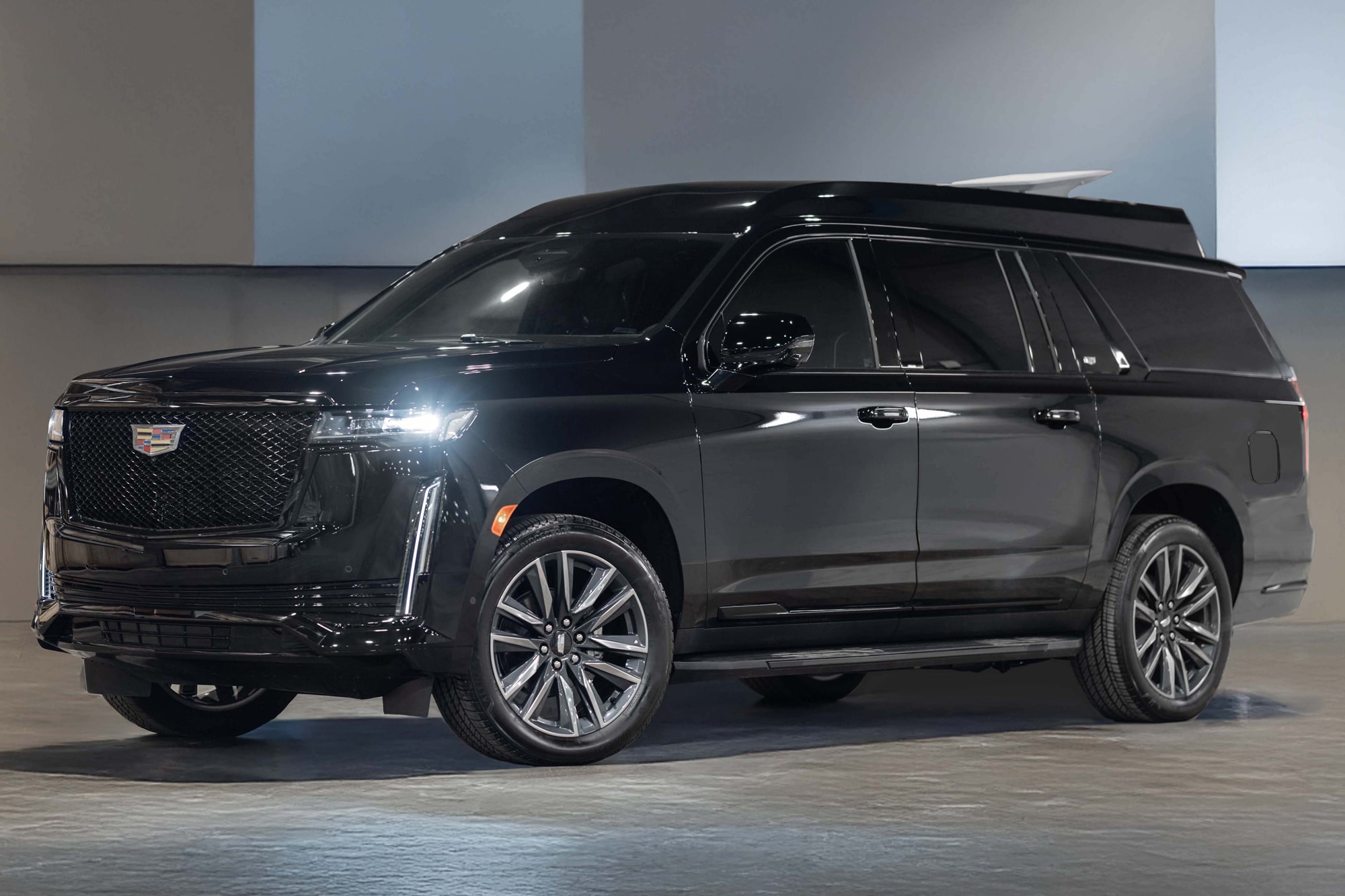 Cadillac Escalade bọc thép: ‘Pháo đài di động’ chống đạn giúp bạn thoải mái lướt TikTok
