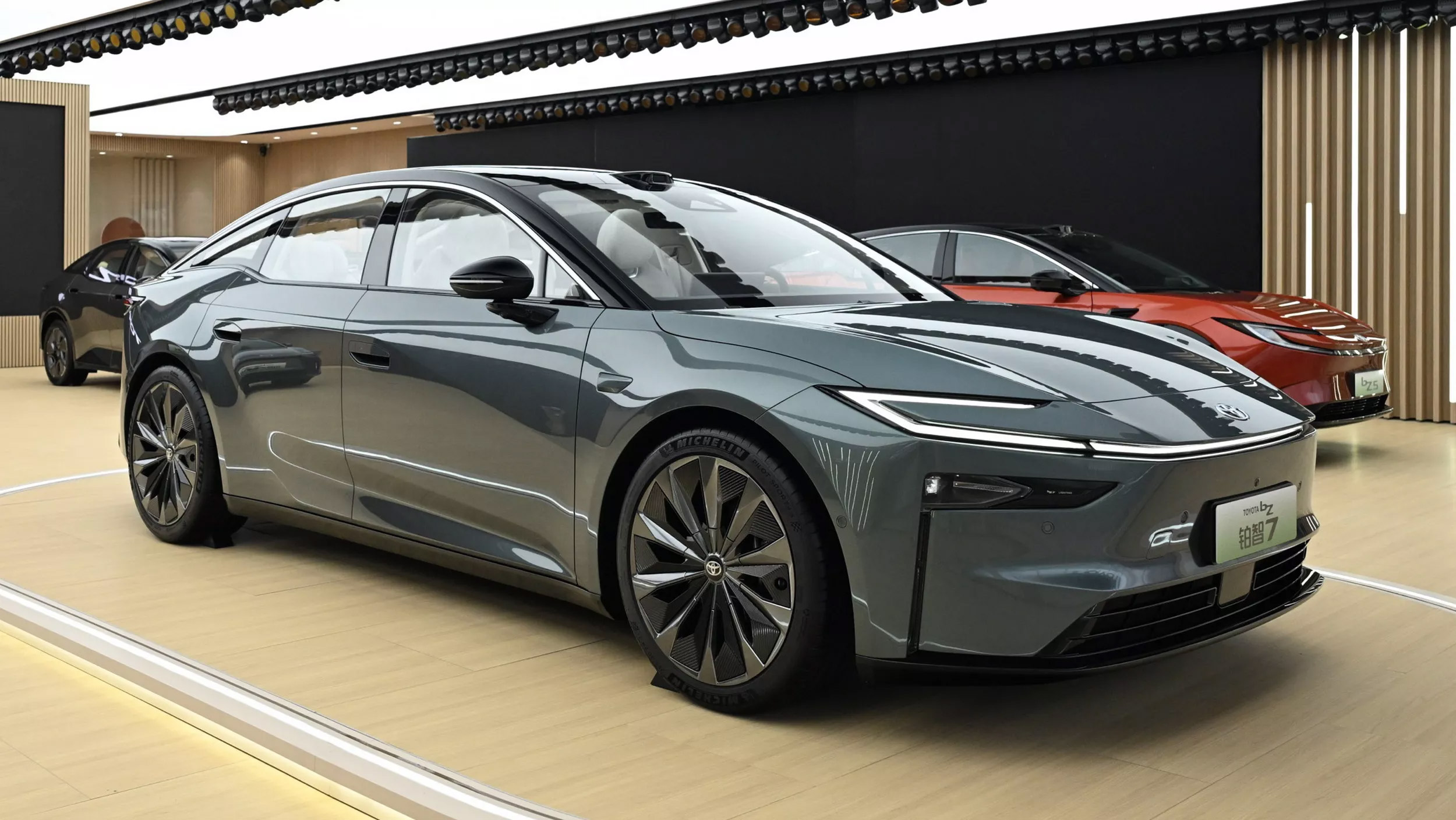 Sedan điện đầu bảng của Toyota rẻ hơn Tesla Model S gần 96.000 USD