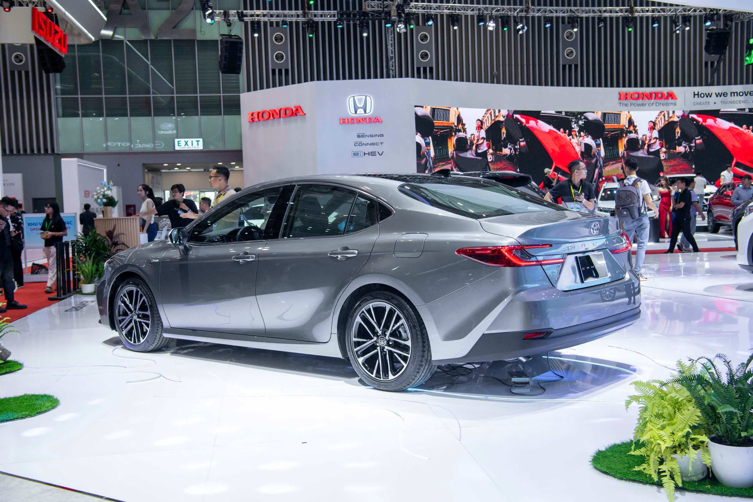 Toyota Camry 2025 (10).jpg