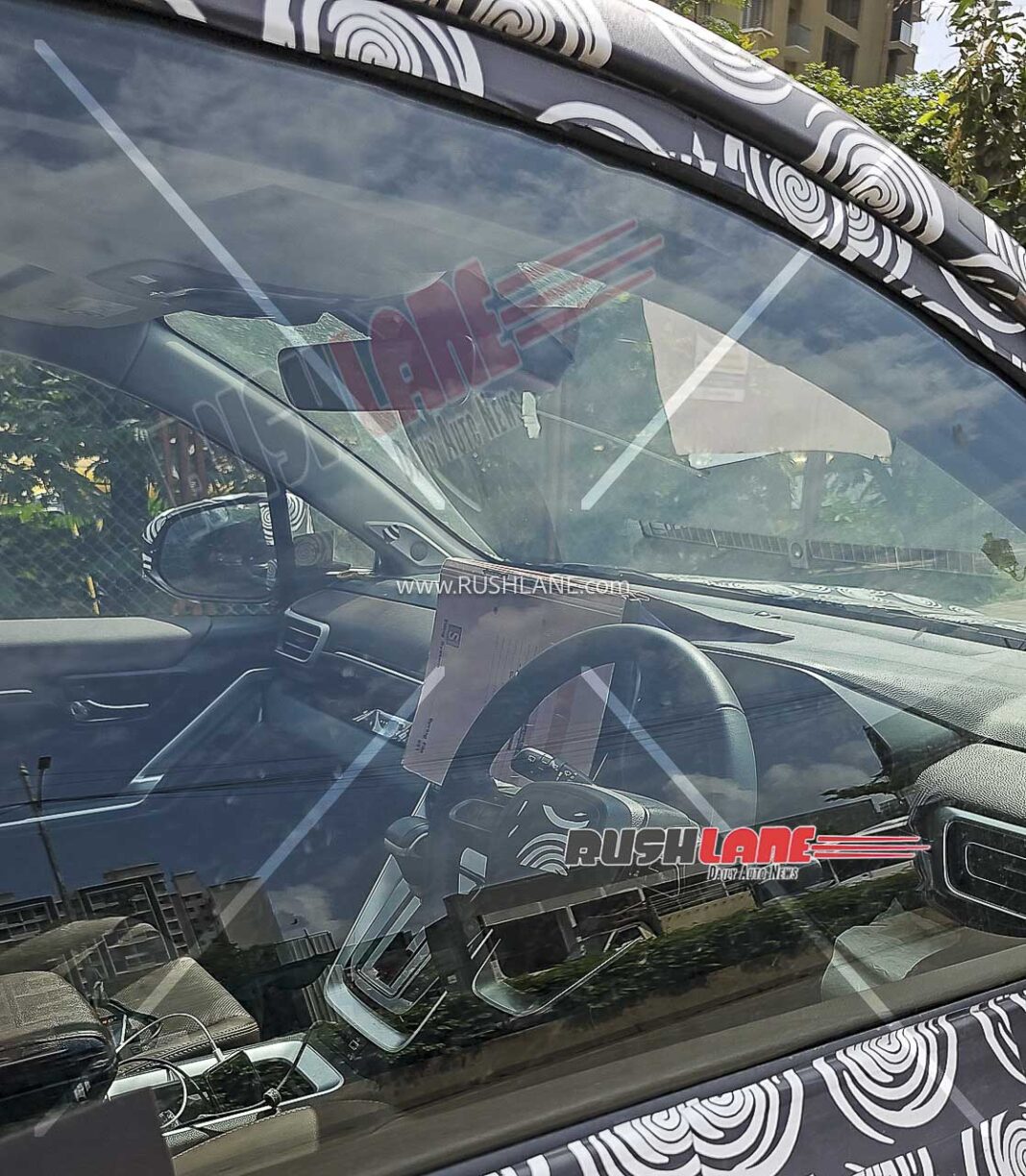 toyota-innova-hycross-facelift-hybrid-interiors-spied-5-1068x1224.jpg