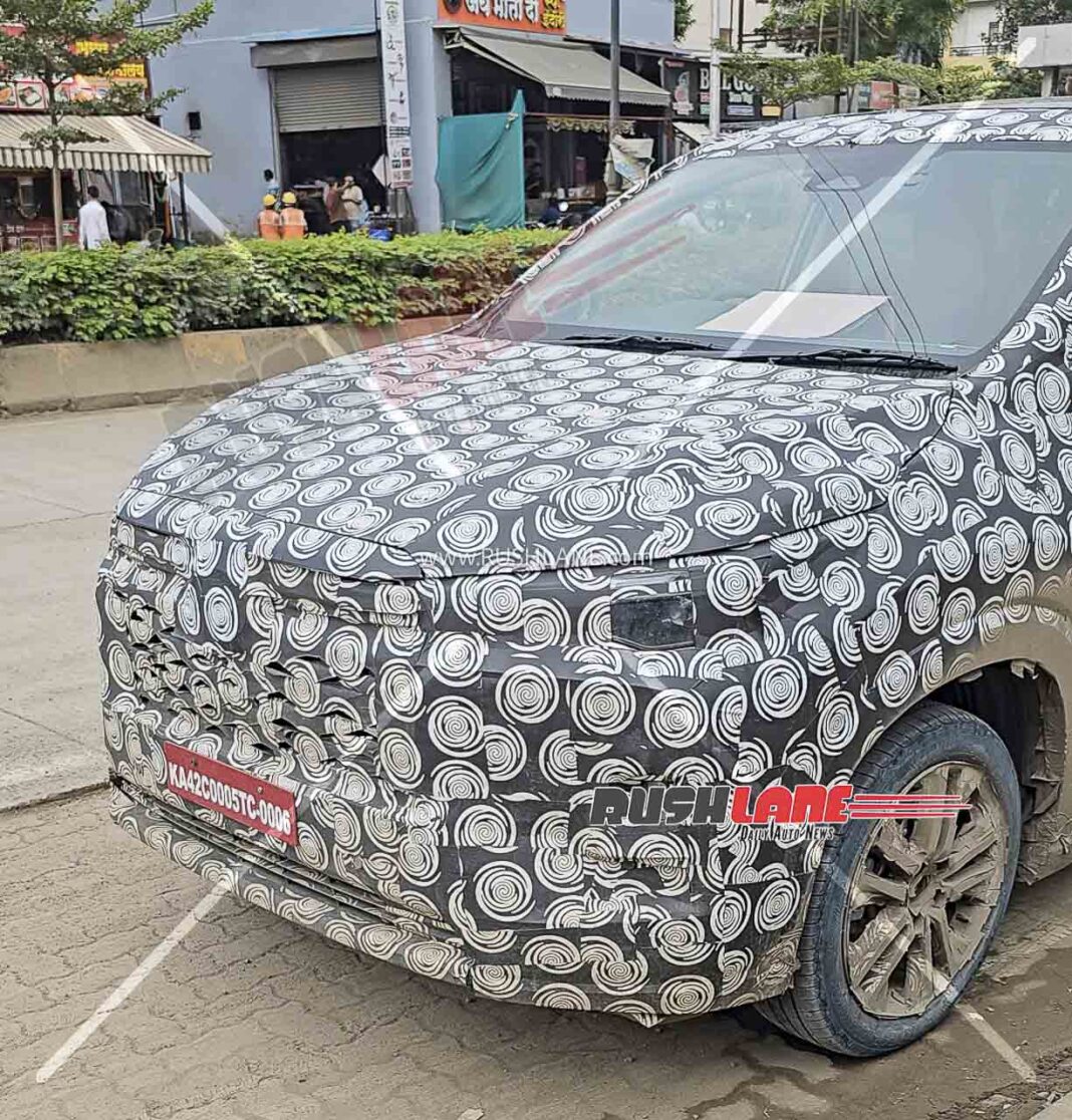 toyota-innova-hycross-facelift-hybrid-interiors-spied-8-1068x1116.jpg