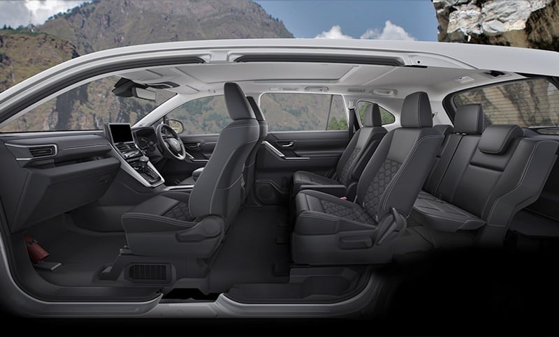 Toyota_Innova_Hybrid_interior_003-1.jpg
