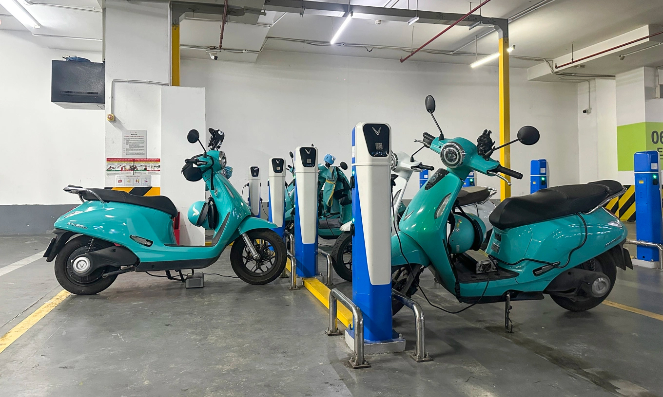 Ai dùng nhiều trạm sạc công cộng cho xe máy điện?