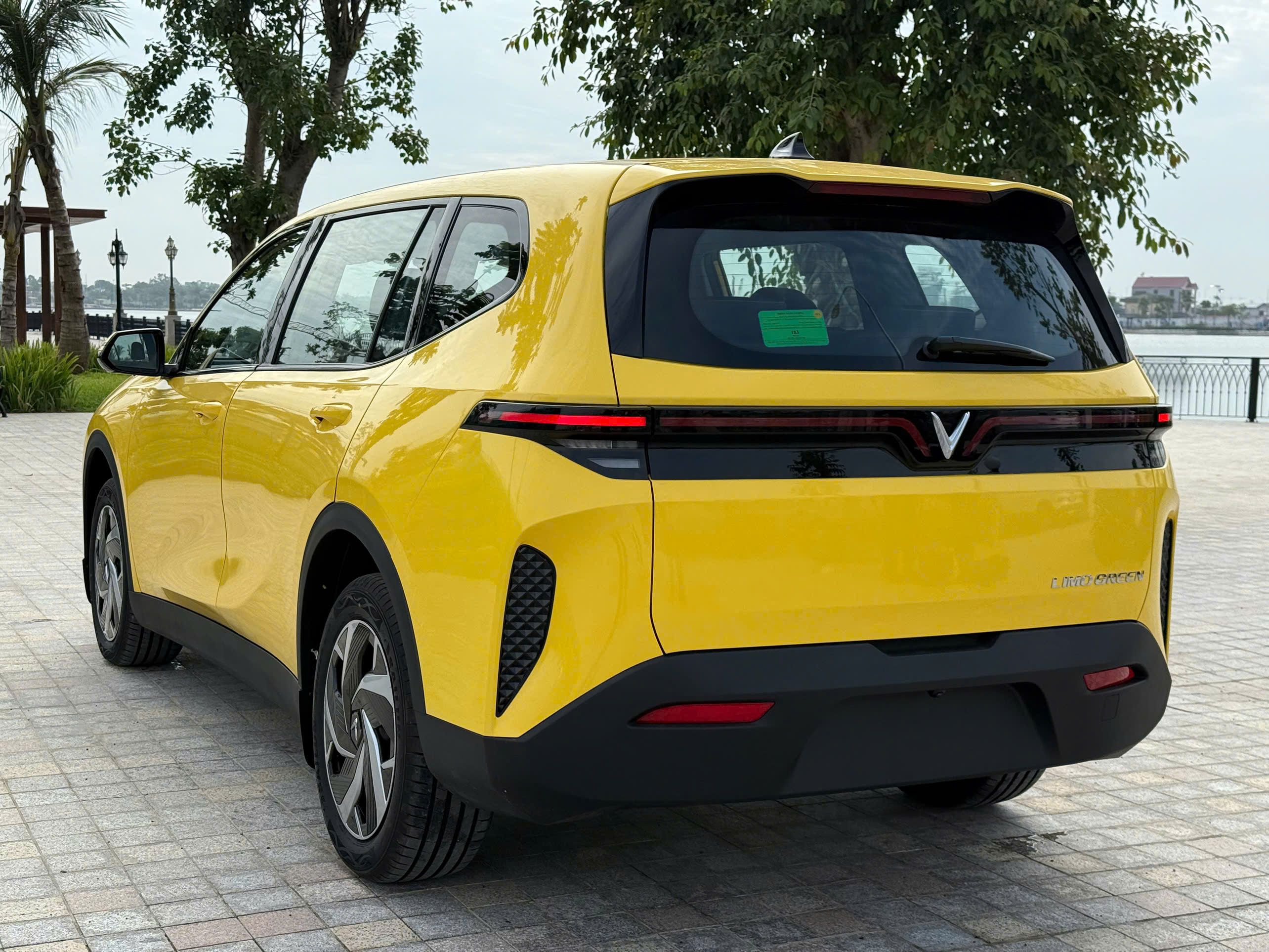 VF limo green 8.jpg