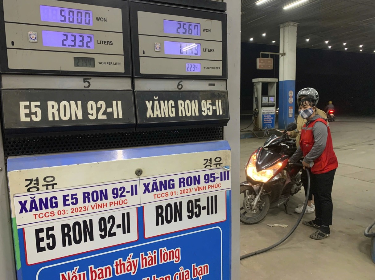 Giá xăng, dầu tăng mạnh: Lái xe động cơ đốt trong tốn kém thế nào?