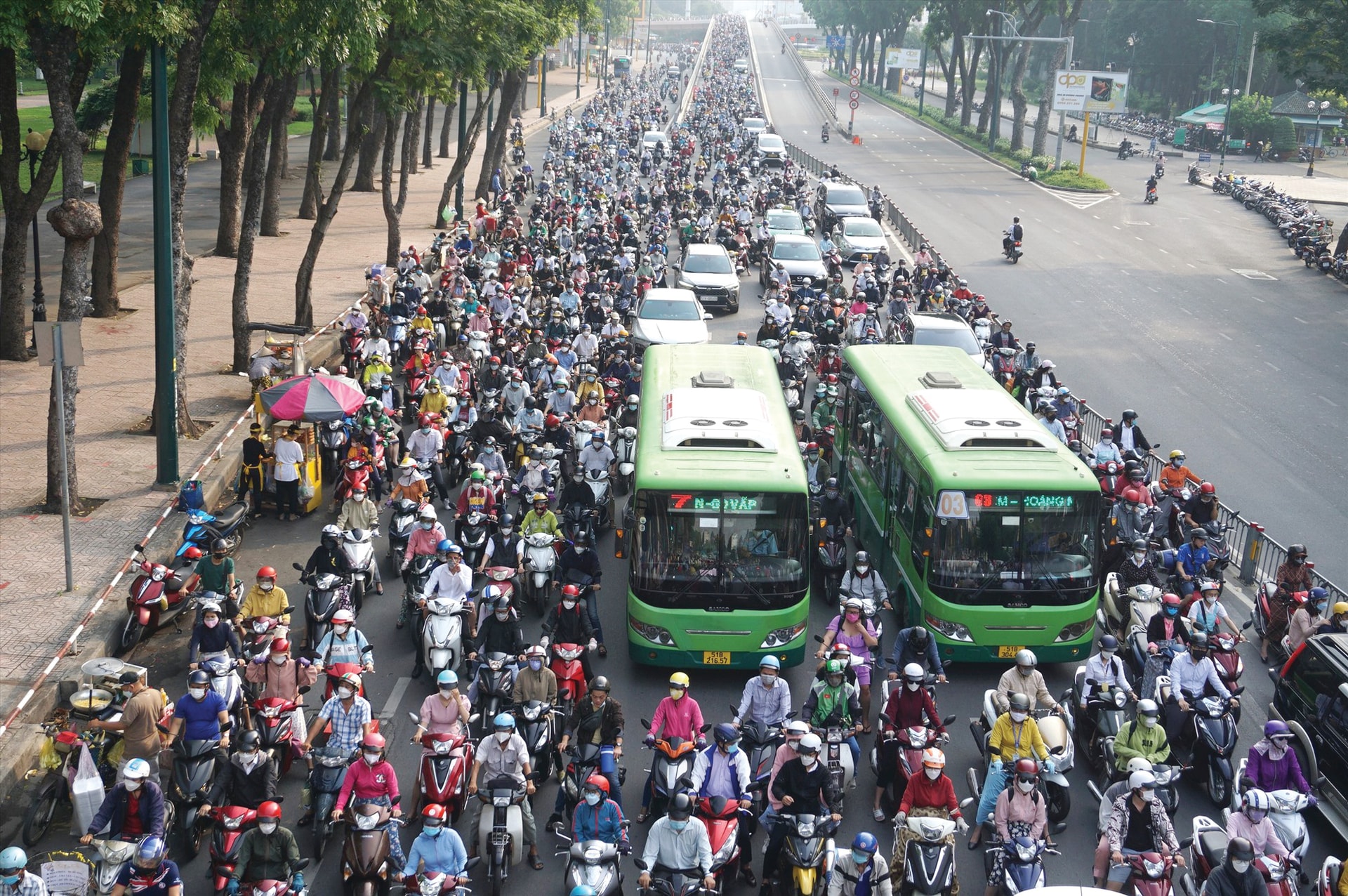 Cần chính sách tổng thể để chuyển đổi sang xe máy điện