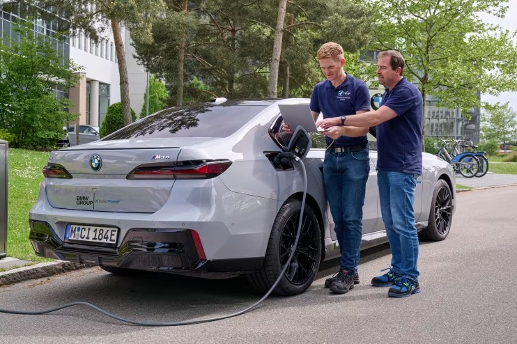 Xe điện và xe xăng: Loại nào mất giá nhanh hơn?