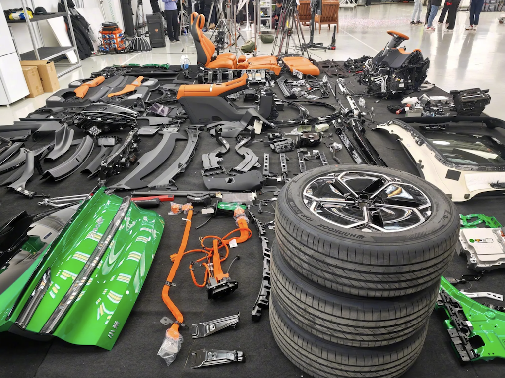 Xiaomi livestream cảnh tháo dỡ xe điện để đập tan tin đồn và chứng minh chất lượng