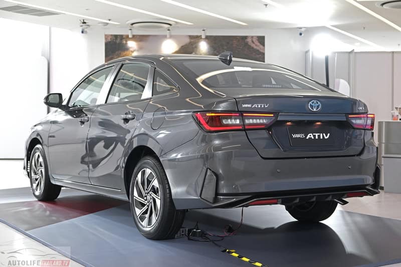 Yaris_ATIV_HEV_Premium_002.jpg