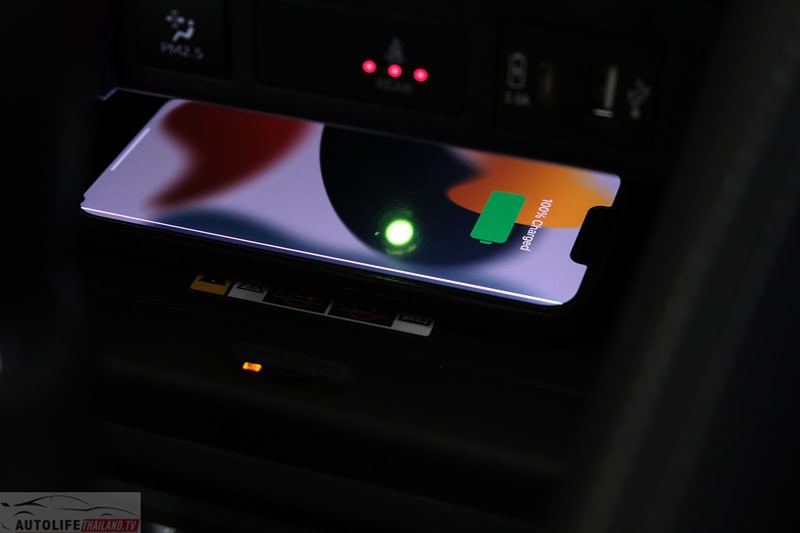 Yaris_ATIV_HEV_Premium_055.jpg