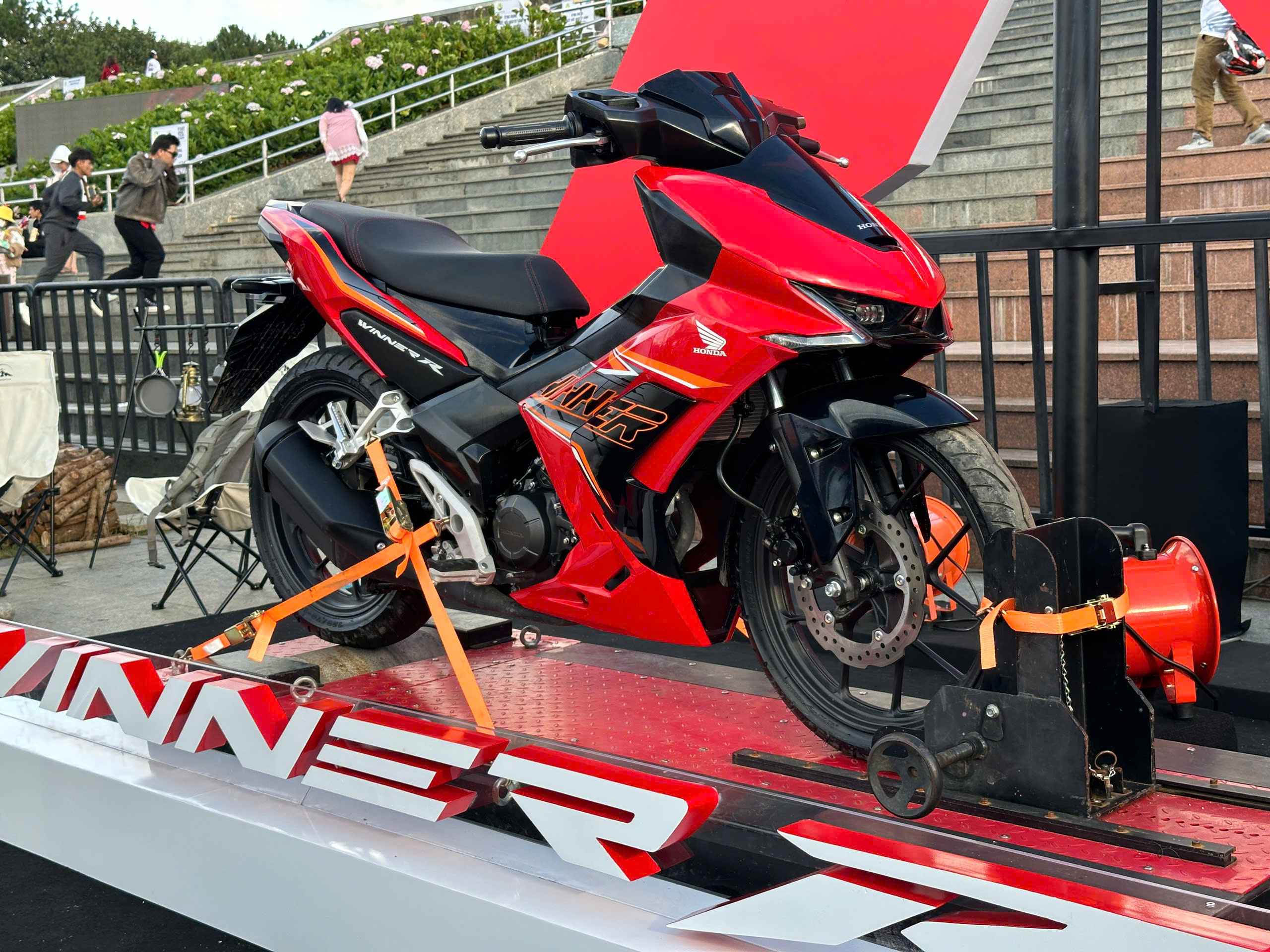 Không chỉ nâng cấp công nghệ, Honda Winner R ra mắt loạt màu mới cực chất