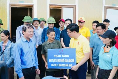 Ảnh 2 Đại diện Quỹ Thiện Tâm trao tặng hỗ trợ xây dựng khu tạm cư cho ngưo...jpg