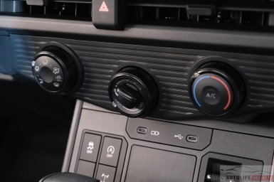 Toyota Hilux TRAVO Standard Cab 20.jpg