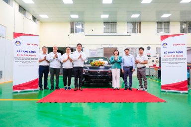 Ông Shinsuke Horiuchi - Phó Tổng Giám đốc Công ty Honda Việt Nam trao tặng xe cho Trường Cao đ...jpg