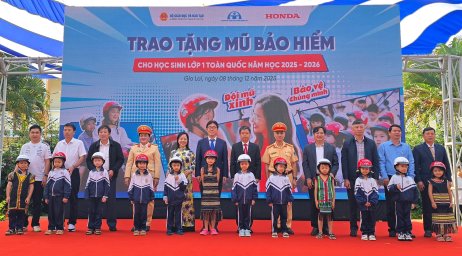 4.1. Các đại biểu trao tặng mũ bảo hiểm cho các em học sinh lớp Một trường Tiểu học Lê Quý Đôn.jpg