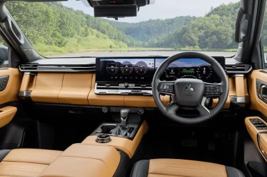 Mitsubishi_PAJERO_official_004.jpg
