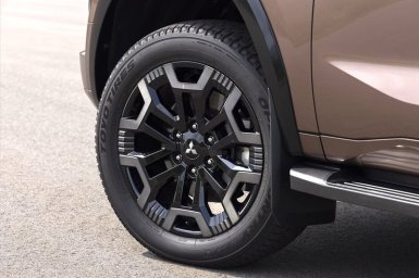 Mitsubishi_PAJERO_official_026.jpg